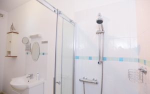 oddicombe-bathroom-seabreeze-guest-house